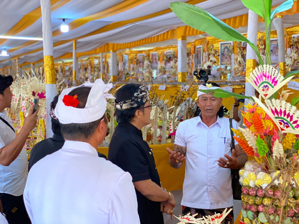 Perbekel Petang Menghadiri Prawartaka Karya Atma Wedana Kinembulan ,di Desa Adat Petang